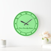 Your Family Name on Light Green Round Wall Clock ラージ壁時計 (ホーム)