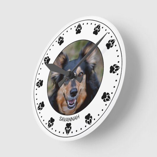 Your Pet's Photo With Paw Clock顔と名前 ラウンド壁時計 (傾斜)
