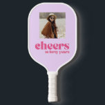 YOUR PHOTOレトロPurple & Pink, 40th birthday ピックルボールラケット<br><div class="desc">レトロなシンプルレタリングと半モダン世紀のミニマリズムからクールのスタイルスケッチのインスピレーション。パステルパープル背景と明るいピンクのレタリング、"40年への応援"。名誉のゲストの写真でそれをパーソナライズ。</div>