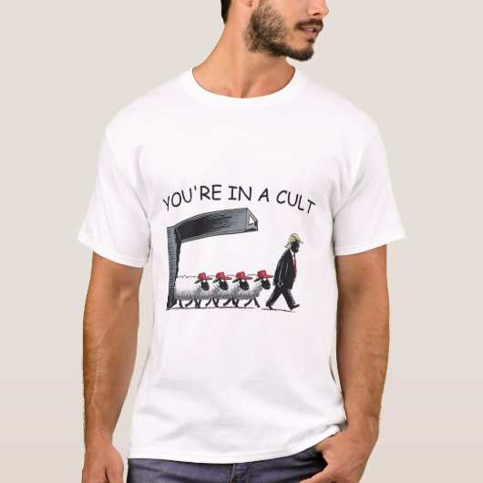 You're In A Cult - Funny Anti Trump  Tシャツ (正面)