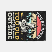 You're Never Too Old To Play Outside Mountain Hiki フリースブランケット (正面(横))