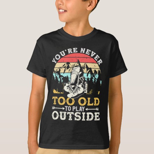 You're Never Too Old To Play Outside Mountain Hiki Tシャツ (正面)