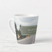 YouTubeとFacebookのロゴでEclectic Chickを見つける カフェラテマグ (左アングル)