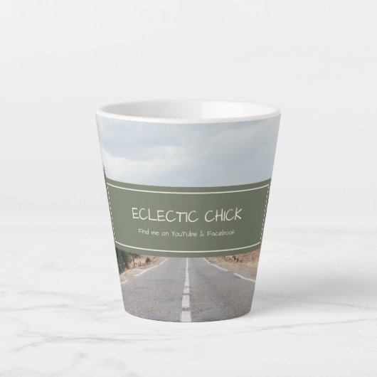 YouTubeとFacebookのロゴでEclectic Chickを見つける カフェラテマグ (正面)