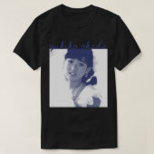 Yukiko Okada Essential T-Shirt Tシャツ (デザイン正面)