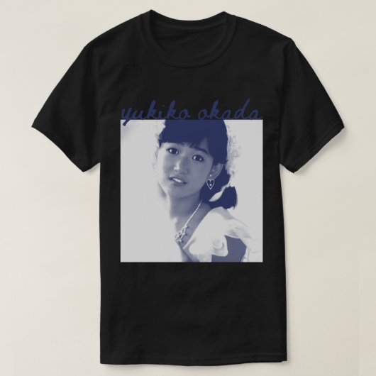 Yukiko Okada Essential T-Shirt Tシャツ (デザイン正面)