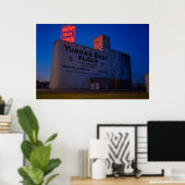 Yukon' Best Flour Mill Neon Sign At Dusk Poster ポスター (ホームオフィス)