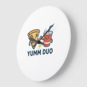 Yumm Duoピザとソーダかわいい漫画 ラージ壁時計 (傾斜)