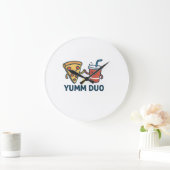 Yumm Duoピザとソーダかわいい漫画 ラージ壁時計 (ホーム)