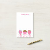 Yummy Pink Cakeポップパーソナライズされたポストイットメモ帳 ポストイット (デスク上)