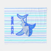 Zの青いホホジロザメのカラフルな海は縞で飾ります フリースブランケット (正面(横))