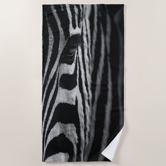 Zebra Close Up – Black and White Animal Art ビーチタオル (正面)
