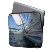 Zeilboot met koers op brug. ラップトップスリーブ (正面左)