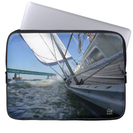 Zeilboot met koers op brug. ラップトップスリーブ