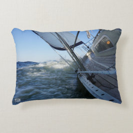 Zeilboot met lege horizon voor avontuur. アクセントクッション