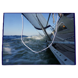 Zeilboot met lege horizon voor avontuur. ラージペーパーバッグ