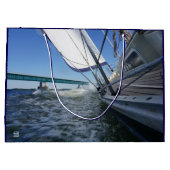 Zeilboot met lege horizon voor avontuur. ラージペーパーバッグ (裏面)