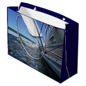 Zeilboot met lege horizon voor avontuur. ラージペーパーバッグ (裏面アングル)