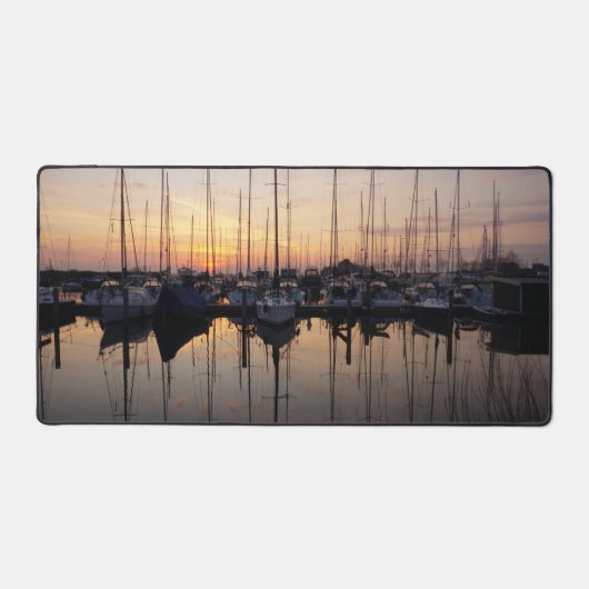 Zeilboten in haven met tegenlicht. デスクマット (正面)