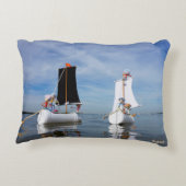 Zeilende Fubby's die op avontuur gaan. アクセントクッション (裏面)