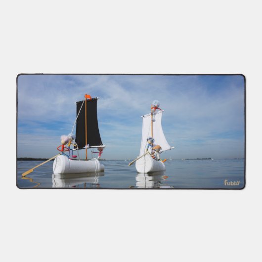 Zeilende Fubby's die op avontuur gaan. デスクマット (正面)