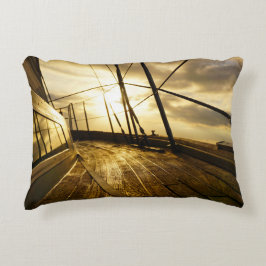 Zeiljacht bij ochtendzon met wolken lucht. アクセントクッション