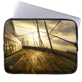Zeiljacht bij ochtendzon met wolken lucht. ラップトップスリーブ