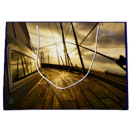 Zeiljacht bij ochtendzon met wolken lucht. ラージペーパーバッグ