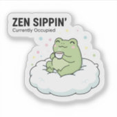 Zen Frog Tea ステッカー – かわいい雲の上の癒しカエル シール (正面)