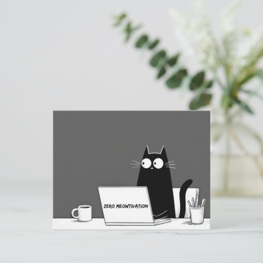 Zero Meowtivation Cat – Funny Lazy Work Cartoon ポストカード (スタンド正面)