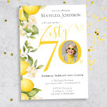Zesty Lemon Photoおもしろい70th Birthday Party 招待状<br><div class="desc">Zesty Lemon Photoおもしろい70th Birthday Party Invitation.お祝いに火を付けるZesty Lemon Adult Milestone Birthday Partyテーマ!活気と活気に満ちたデザインは、おもしろいが満たされた集まりのステージを設定する。黄色の鋭い色合いからアクセントまでよくはしゃぐ、すべての詳細は喜びと興奮を醸し出し、このテーマは熱心な雰囲気で誕生日のバッシュを注入することを約束し、誰もが耳から耳まで笑みを浮かべるだろう。愛する人と一緒に忘れられない思い出を作り出す最高の楽しみを受け入れる準備をしなさい！</div>