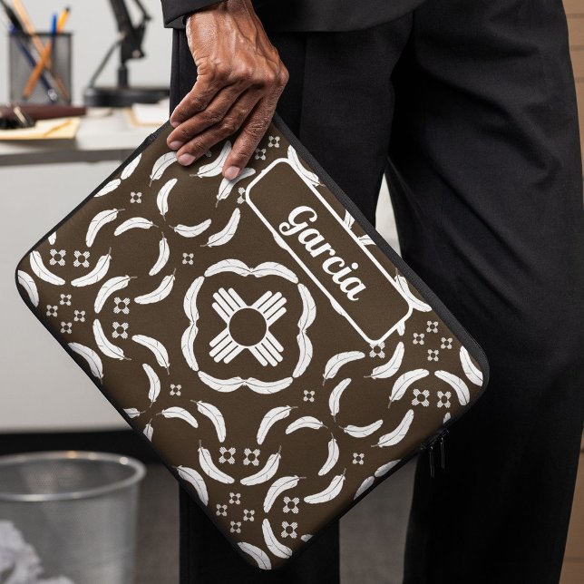 Zia Symbol and Feather Design Southwestern  ラップトップスリーブ (クリエイターアップロード済み)