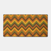 Zigzag Chevron Stripes - Bold 70s Geometric デスクマット (正面)