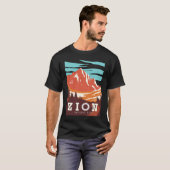 Zion National Park Utah Hiking Travel Poster  Idea Tシャツ (正面フル)