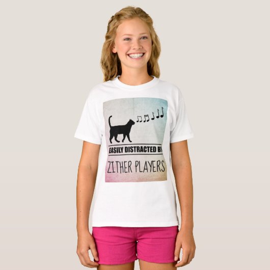 Zitherプレイヤーに気を取られやすい不思議な猫 Tシャツ (正面フル)