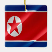 zKP002北朝鮮なびく北朝鮮国旗, セラミックオーナメント (正面)