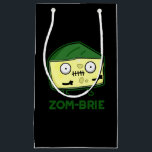 Zom-brie Funny Zombie Pun Dark BG スモールペーパーバッグ<br><div class="desc">Zom-brie面白いハロウィーンゾンビブリーチーズパンかわいいゾンビブリーチーズが特徴。可愛いハロウィンゾンビチーズパンを愛する家族や友人のための完璧なパンプギフト。</div>
