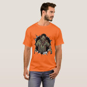 Zombie Breaking Through Wall Scary Horror gift Tシャツ (正面フル)