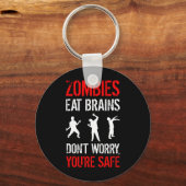 Zombies 食べ Brains – 気にしないで、あなたは安全 キーホルダー (正面)
