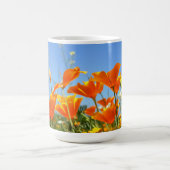 Zomers gevoel van wilde oranje bloemen. コーヒーマグカップ (中央)