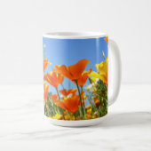 Zomers gevoel van wilde oranje bloemen. コーヒーマグカップ (正面右)