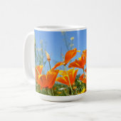 Zomers gevoel van wilde oranje bloemen. コーヒーマグカップ (正面左)