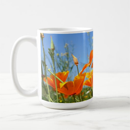 Zomers gevoel van wilde oranje bloemen. コーヒーマグカップ (左)