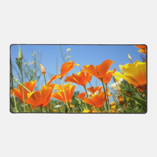 Zomers gevoel van wilde oranje bloemen. デスクマット (正面)