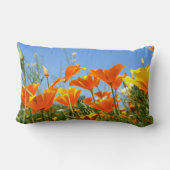 Zomers gevoel van wilde oranje bloemen. ランバークッション (裏面)