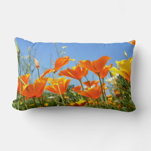 Zomers gevoel van wilde oranje bloemen. ランバークッション (正面)