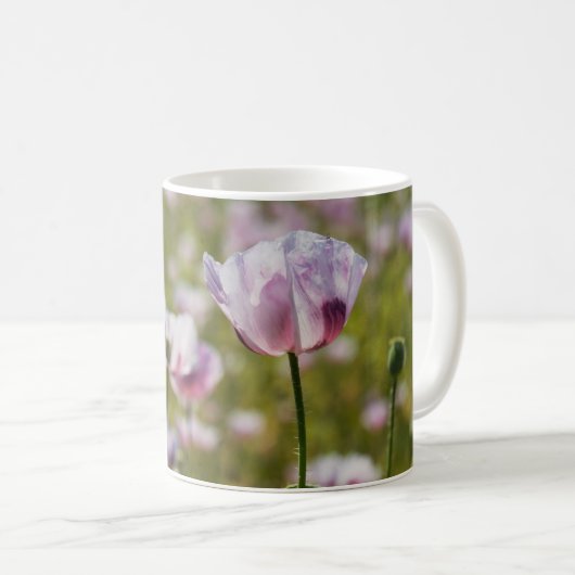 Zomers veld met lila bloemen in bloei. コーヒーマグカップ (正面右)