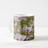 Zomers veld met lila bloemen in bloei. コーヒーマグカップ (正面左)