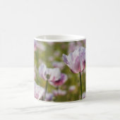 Zomers veld met lila bloemen in bloei. コーヒーマグカップ (中央)