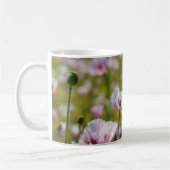Zomers veld met lila bloemen in bloei. コーヒーマグカップ (左)